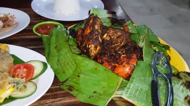 Hidangan Laut Indonesia Yang Lezat Dari Kepiting Barbekyu Ditutupi Dengan — Stok Video