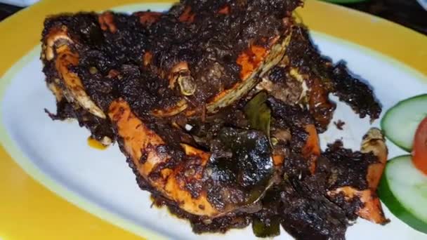 Delicioso Prato Frutos Mar Indonésios Caranguejo Barbeque Coberto Com Especiarias — Vídeo de Stock