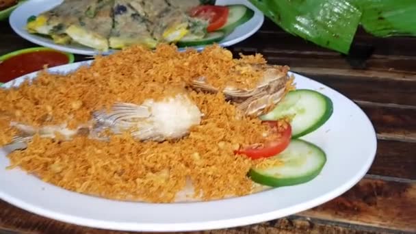 Delicioso Plato Mariscos Indonesios Pargo Frito Cubierto Con Masa Frita — Vídeo de stock