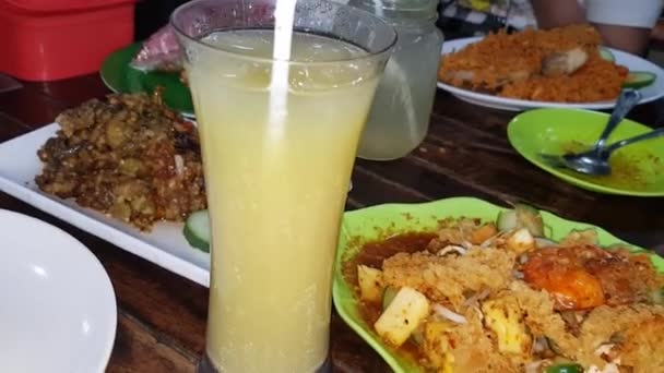 Bebida Deliciosa Indonésia Chamado Suco Kedongdong Sabor Refrescante Doce Azedo — Vídeo de Stock