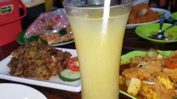 Deliciosa Bebida Indonesia Llamada Jugo Kedongdong Sabor Refrescante Dulce Amargo — Vídeo de stock