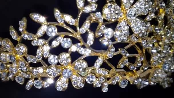 Close Van Sprankelende Vrouw Accessoires Tiara Met Gouden Frame Met — Stockvideo
