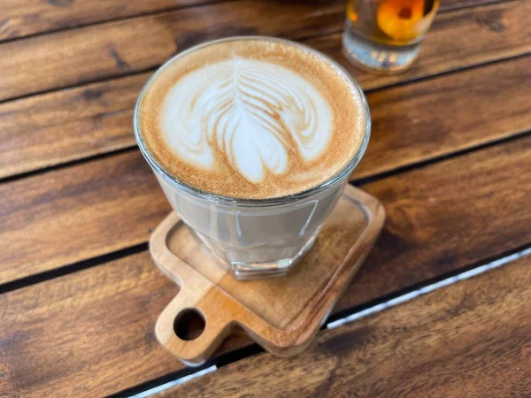Cangkir Indah Kopi Cappuccino Dengan Seni Latte Latar Belakang Ruang — Stok Foto