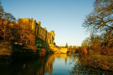 Antik Avrupa ortaçağ mimari şatosu Sonbaharda mavi gökyüzü arkaplanı ile altın sonbahar ışığı altında