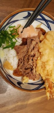 Japon usulü teriyaki bifteği, pilav ve karides dilimlenmiş taze soğan.