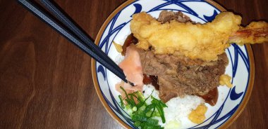 Japon usulü teriyaki bifteği, pilav ve karides dilimlenmiş taze soğan.