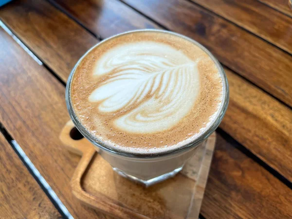 Piękna Filiżanka Kawy Cappuccino Latte Art Drewnianym Tle Przestrzeni — Zdjęcie stockowe