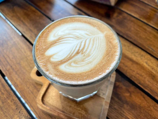 Piękna Filiżanka Kawy Cappuccino Latte Art Drewnianym Tle Przestrzeni — Zdjęcie stockowe