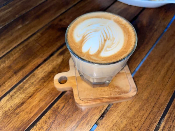 Hermosa Taza Café Capuchino Con Latte Arte Fondo Del Espacio —  Fotos de Stock