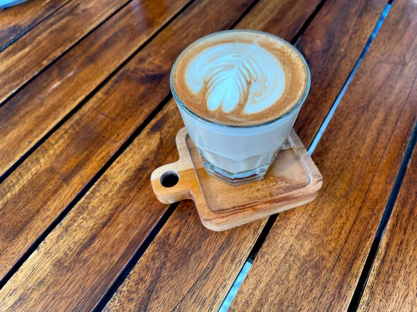 Bela Xícara Café Cappuccino Com Arte Latte Fundo Espaço Madeira — Fotografia de Stock