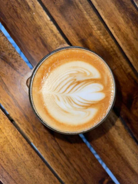 Bela Xícara Café Cappuccino Com Arte Latte Fundo Espaço Madeira — Fotografia de Stock