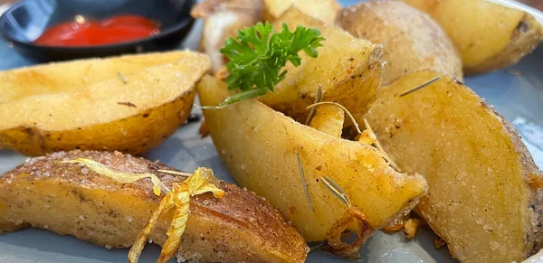 Baked Potato Wedges Shredded Onion Herbs Tomato Sauce Platted Homemade — Stock Fotó