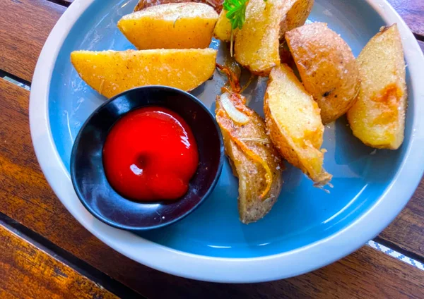 Top View Baked Potato Wedges Shredded Onion Herbs Tomato Sauce — Stock Fotó