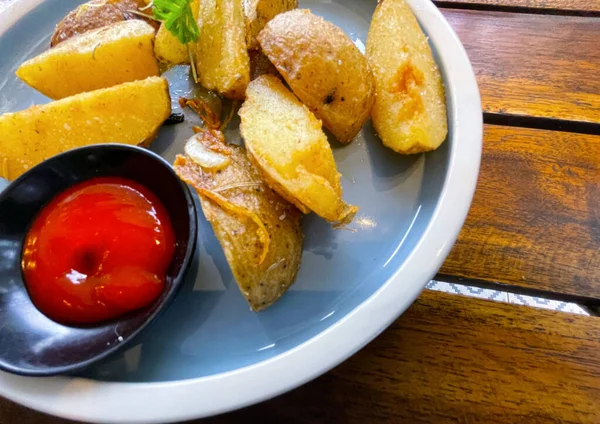 Top View Baked Potato Wedges Shredded Onion Herbs Tomato Sauce — Stok Foto