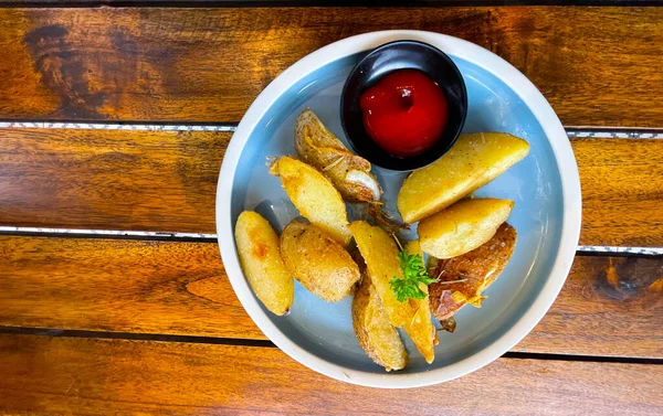 Top View Baked Potato Wedges Shredded Onion Herbs Tomato Sauce — Stock Fotó