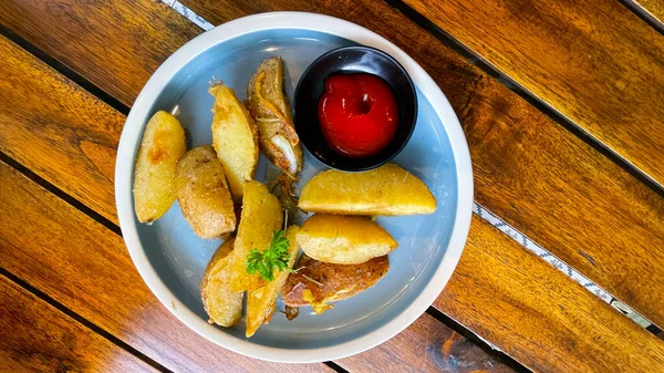 Top View Baked Potato Wedges Shredded Onion Herbs Tomato Sauce — Stock Fotó