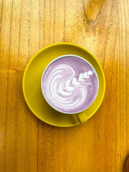 Beautiful Cup Taiwanese Taro Milk Drink Latte Art Wooden Space — ストック写真
