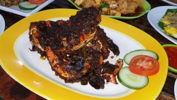 Delicious Indonesian Seafood Crab Dish Cooked Spices Seasoning Sauce Wrapped — Stock Video