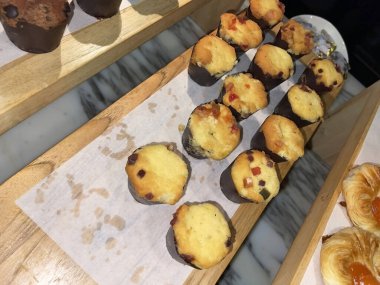 Lines of delicious chocolate and vanilla muffins Freshly baked homemade chocolate chip muffins Out of the oven muffins in muffin cups