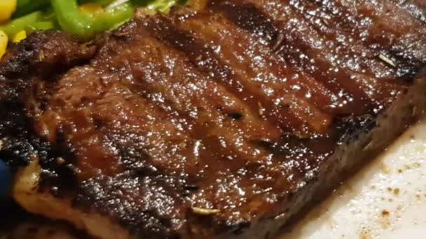 Radost Jedení Nejlepšího Jídla Světě Hovězí Steak Spolu Kaší Brambory — Stock video