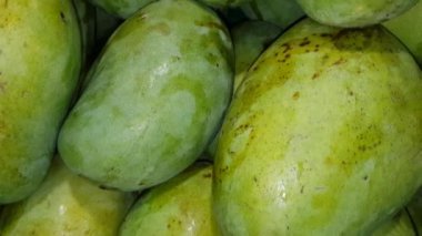 Meyve salatası malzemesi olarak kullanılacak bir grup mango meyvesi. 