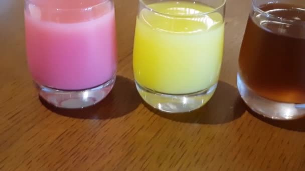 Υγιή Διάφορα Φρέσκα Τρία Χυμό Ποτό Ποτήρια Περιέχει Χυμό Μήλου — Αρχείο Βίντεο