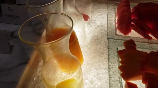 Vária Bebida Fresca Saudável Suco Garrafa Vidro Contém Suco Maçã — Vídeo de Stock