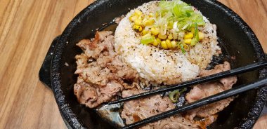 Kore soslu bulgogi ile ızgara ızgara bifteğe odaklanın. Pirinçli, biberli ve mısır dilimli. Kore usulü.