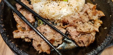 Kore soslu bulgogi ile ızgara ızgara bifteğe odaklanın. Pirinçli, biberli ve mısır dilimli. Kore usulü.