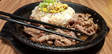 Kore soslu bulgogi ile ızgara ızgara bifteğe odaklanın. Pirinçli, biberli ve mısır dilimli. Kore usulü.