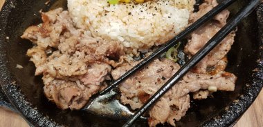 Kore soslu bulgogi ile ızgara ızgara bifteğe odaklanın. Pirinçli, biberli ve mısır dilimli. Kore usulü.