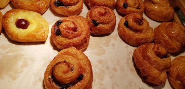 Meyve, jöle ve Danimarka çikolatalı hamur işi ile doldurulmuş çeşitli fırınlanmış tatlı hamur işleri, süper lezzetli taze tereyağlı Fransız ve Amerikan hamur işleri dünya çapında fırında, lezzetli çoklu tatlı poğaça doldurulmuş.