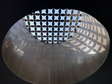 İlginç ve eşsiz sanatsal yapı çatısı deseni ve mavi gökyüzüne karşı arkaplan dokusu