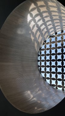 İlginç ve eşsiz sanatsal yapı çatısı deseni ve mavi gökyüzüne karşı arkaplan dokusu