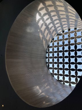 İlginç ve eşsiz sanatsal yapı çatısı deseni ve mavi gökyüzüne karşı arkaplan dokusu