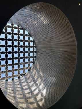 İlginç ve eşsiz sanatsal yapı çatısı deseni ve mavi gökyüzüne karşı arkaplan dokusu