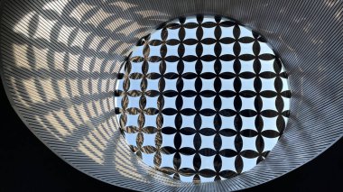 İlginç ve eşsiz sanatsal yapı çatısı deseni ve mavi gökyüzüne karşı arkaplan dokusu