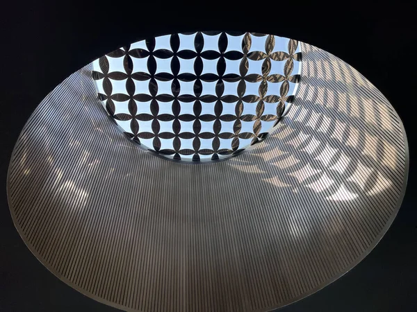 İlginç ve eşsiz sanatsal yapı çatısı deseni ve mavi gökyüzüne karşı arkaplan dokusu