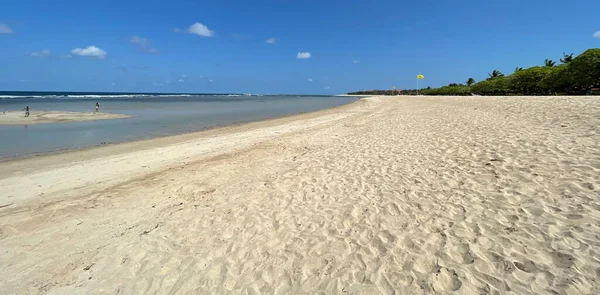 Tropischer Strand Bei Sonnigem Wetter Mit Blauem Himmel Und Weißem — Stockfoto