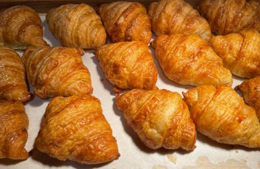 Taze pişmiş kruvasan. Taze tereyağlı kruvasan ve Rolls Royce. Fransız ve Amerikan kruvasanları ve fırınlanmış hamur işleri dünya çapında reçelle iyi gider.