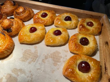 Kayısı reçelli taze Danimarka pastası. Meyveli jöle. Çok lezzetli. Kayısı ve şeftalili taze tereyağlı hamur işleri.