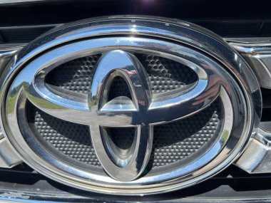 Surakarta, Gumpang, Endonezya, 05 Ağustos 2022, Toyota ticari amblem ve logolarına odaklandı. Toyota, Japonya 'daki en ünlü ve en büyük araba üreticilerinden biridir..