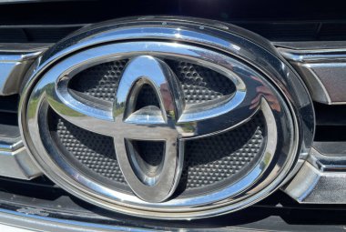 Surakarta, Gumpang, Endonezya, 05 Ağustos 2022, Toyota ticari amblem ve logolarına odaklandı. Toyota, Japonya 'daki en ünlü ve en büyük araba üreticilerinden biridir..
