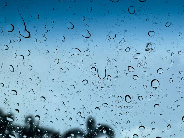 Wassertropfen Perspektivisch Durch Glasoberfläche Vor Blauem Himmel Gut Für Multimediale — Stockfoto