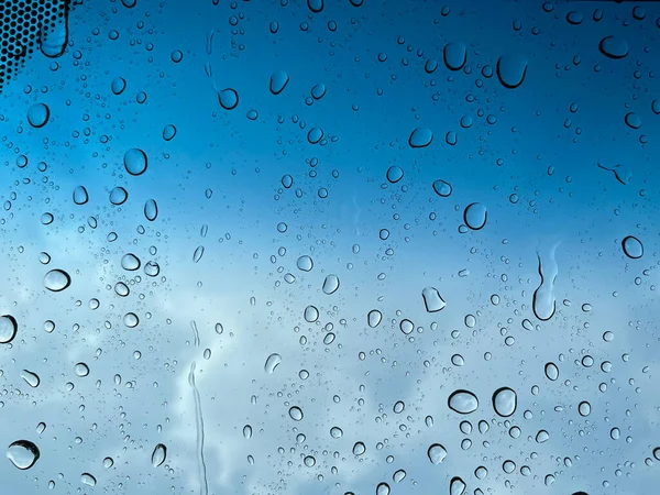Капли Воды Перспективны Через Стеклянную Поверхность Фоне Голубого Неба Хорошо — стоковое фото