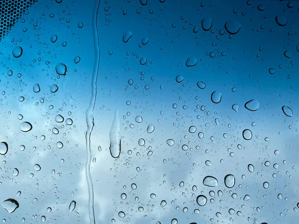 Perspectiva Gotas Agua Través Superficie Vidrio Contra Cielo Azul Bueno —  Fotos de Stock