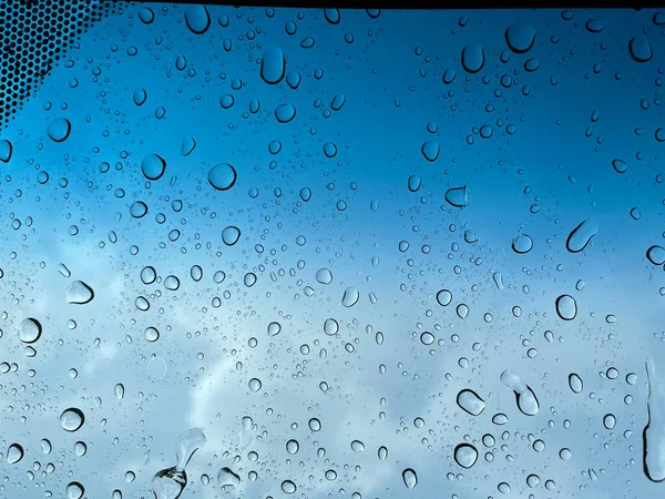 Vatten Droppar Perspektiv Genom Glasytan Mot Blå Himmel Bra För — Stockfoto