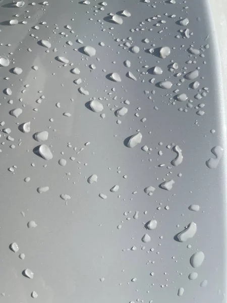 マルチメディアコンテンツの背景のための良い白い色の表面を介して水滴の視点 新鮮な露 — ストック写真