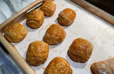 Taze fırınlanmış çikolatalı pasta, sıcak taze tereyağlı pasta, multimedya içeriği için mükemmel.