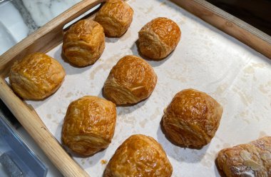 Taze fırınlanmış çikolatalı pasta, sıcak taze tereyağlı pasta, multimedya içeriği için mükemmel.